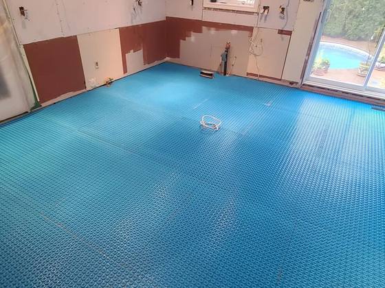 Membrane de découplage posée sur toute la surface
