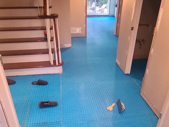 Câble chauffant installé dans la membrane