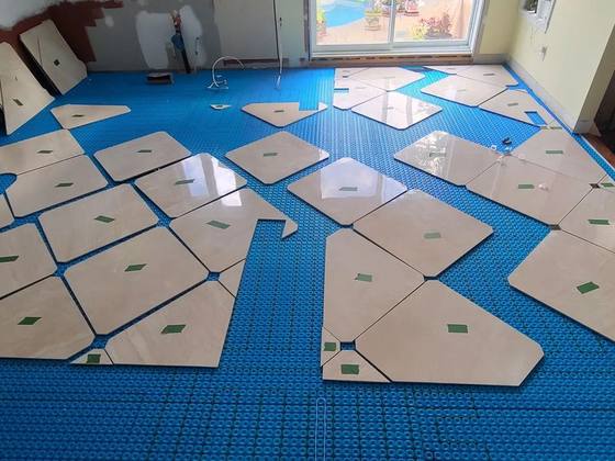 Tuiles coupées et disposées avant la pose