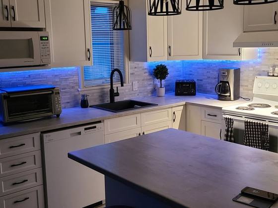Cuisine avec éclairage d'ambiance sous les armoires