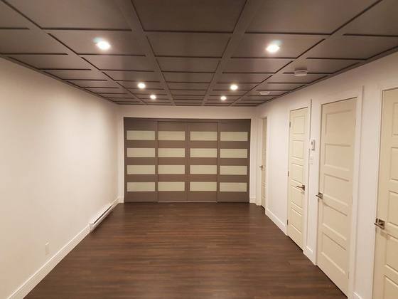 Intérieur de garage fini avec plancher et éclairage encastré