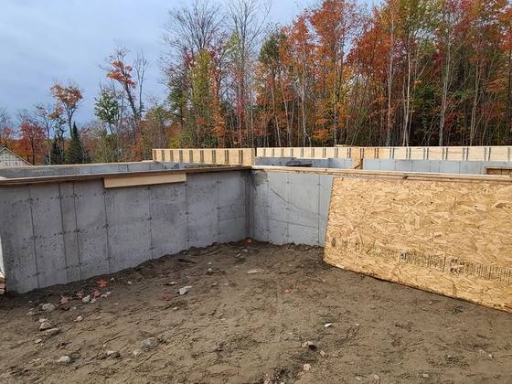 Murs de fondation en béton sur le terrain déboisé