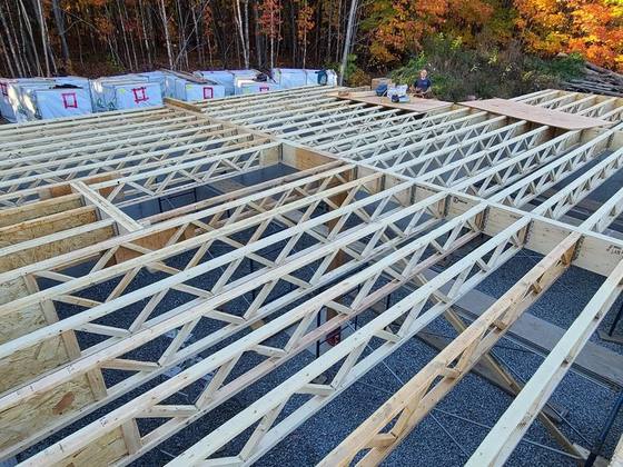 Solives de plancher posées sur la fondation