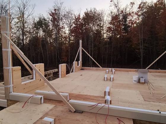 Plateforme de plancher terminée et premiers montants