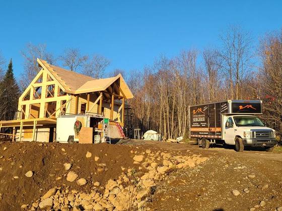 Charpente terminée et début de la toiture, camion Sergerie sur place