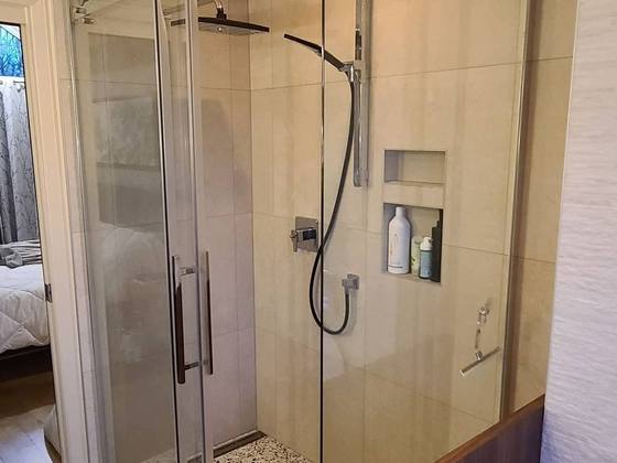 Grande douche vitrée avec niche intégrée