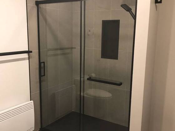 Douche vitrée avec quincaillerie noire mate