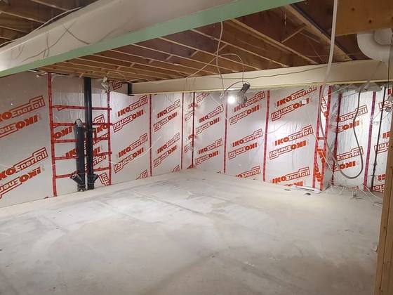 Sous-sol de béton avec colombages et pare-vapeur
