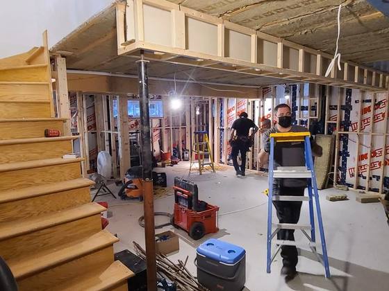 Nouvel escalier de bois en cours d'installation