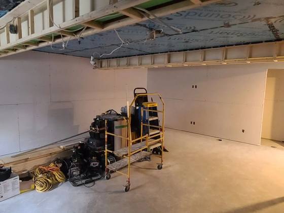 Gypse posé et joints tirés dans la grande pièce