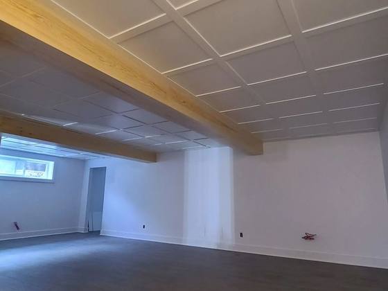Pièce terminée avec plafond et poutre apparente