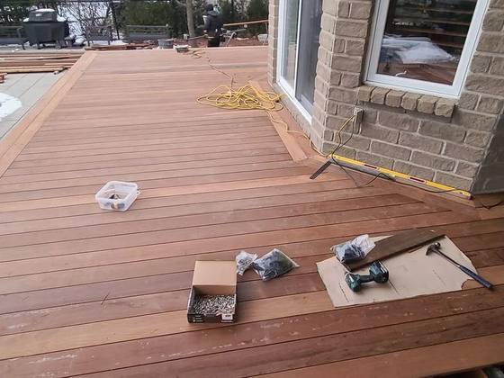 Pose des planches de terrasse au bord de la piscine